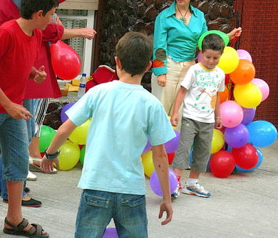 Pisar el globo: juego de niños cumpleaños